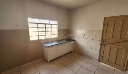 Casa com 02 dormitórios e 01 vaga de garagem no bairro Vila Moreira