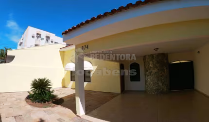 Casa de 03 dormitórios com armários no bairro Macedo Teles I