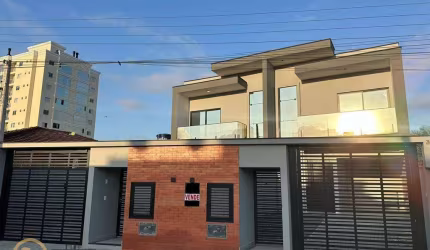 Lindo sobrado novo com fino acabamento à venda em Camboriú!