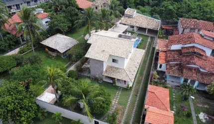 Exclusiva casa individual com amplo quintal em Buraquinho