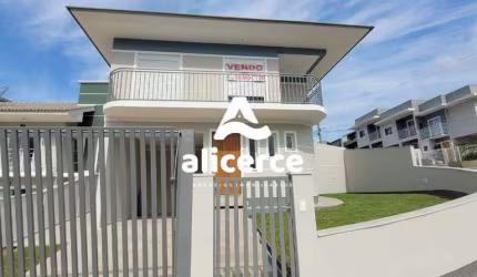 Sobrado à venda com 3 quartos 1 suíte, 122m² em Forquilhas São José