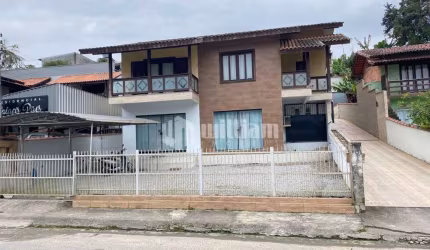 Casa com 5 quartos à venda no Limoeiro, Brusque  por R$ 999.000