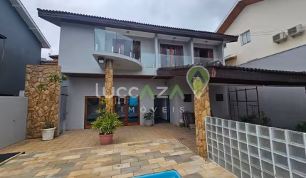 Casa de luxo em condomínio na Vila Zezé, Jacareí-SP: 3 quartos, 3 suítes, 12 salas, 6 banheiros, 4 vagas de garagem e 300m² de área.