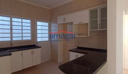 Casa em condomínio fechado com 3 quartos para alugar no Jardim Coleginho, Jacareí  por R$ 1.890