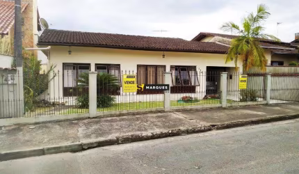 Ampla casa semi mobiliada no Bairro Glória