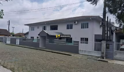 Excelente Oportunidade para Investidor – Condomínio de 6 Apartamentos no Iririú!