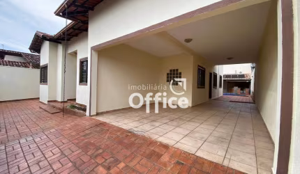 Casa no bairro Jardim Europa com 3 dormitórios à venda, 307 m² por apenas R$ 750.000 .