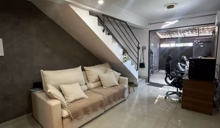 Oportunidade de casa geminada no bairro Santa Mônica;