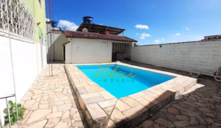 Casa com 4 quartos à venda, 302 m² por R$ 950.000