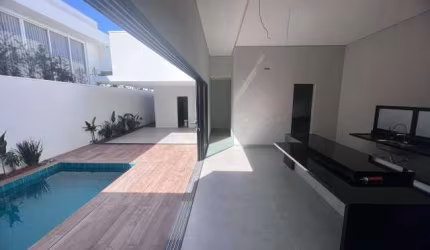 Excelente casa no Condomínio Splendido.