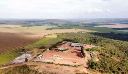 Fazenda a venda entre Cristalina e Paracatu , uma verdadeira indústria de grãos!