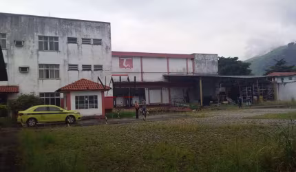 Vendo área  7.500m sendo 3.000m construida em campo Grande Rj.