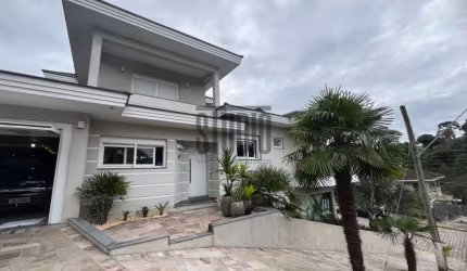 Encontre a casa dos seus sonhos em Carlos Barbosa. 03 Dormitórios, 01 suíte, sacada ampla com vista panorâmica e posição solar perfeitos (face norte), 02 vagas garagem com espaço gourmet integrado. In