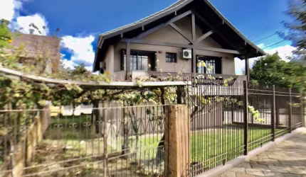 Casa de luxo no Centro de Carlos Barbosa com 4 quartos e 243m² por R$1.200.000 - Venda