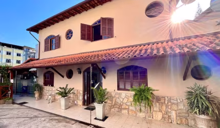 Casa duplex com 04 quartos na praça do Bandeirantes