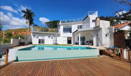 Casa em Condomínio Fechado com 6 suítes em Igaratá-SP