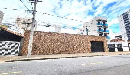 Terreno à venda na Praia Grande, para incorporação e construção de prédio.