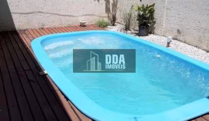Casa com 2 dorm, 2 bwc, piscina e garagem, no Rio Vermelho.