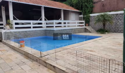 Casa bem localizada com 4 dormitórios na Trindade.