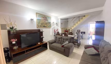 Casa com 3 quartos à venda na Rua Lorena, Vila Iapi, Taubaté por R$ 450.000