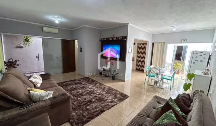 Casa com 3 quartos à venda na Rua Quatro, Esplanada Santa Helena, Taubaté por R$ 380.000