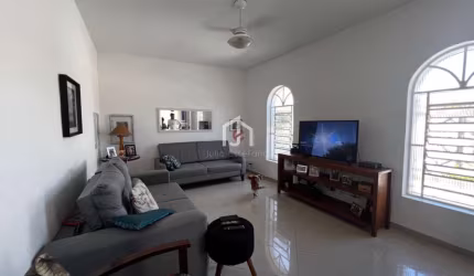 Casa com 4 quartos à venda na Rua Auta de Souza, Jardim Maria Augusta, Taubaté por R$ 600.000