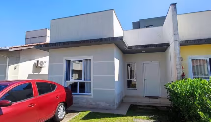 Casa em Condomínio Fechado Home Club, localizada a 500 metros da praia em Balneá