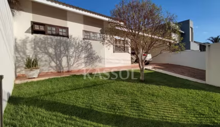 CASA TÉRREA NO BAIRRO TROPICAL, COM SOBRA DE TERRENO, 1 SUÍTE   2 QUARTOS