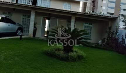 LINDO SOBRADO REGIÃO CENTRAL DE CASCAVEL, COM SOBRA DE TERRENO E GARAGEM AMPLA.