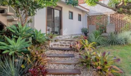 Casa alto padrão no Jardim Nova York - 4 suítes  Amplo jardim com pergolado churrasqueira americaica