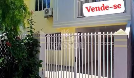 Sobrado à venda, Suíte mais 2 quartos, duas garagens, COQUEIRAL, CASCAVEL - PR