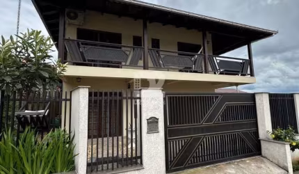 Casa Semimobiliada | Rau | 4 quartos (1 suíte) | 200m²