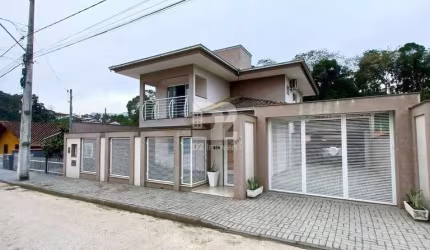 Casa mobiliada com piscina | Tifa Martins | 4 quartos (2 suítes) | 270m²