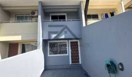 Sobrado para Venda em Palhoça, Bela Vista, 2 dormitórios, 1 banheiro, 2 vagas