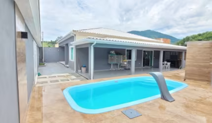 Casa linear com 3 quartos em condomínio; casa com piscina próxima ao West Shopping.