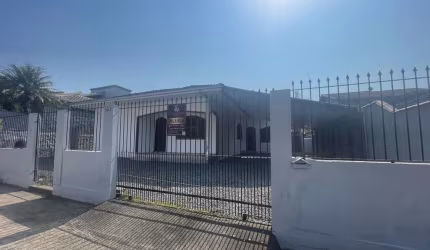 Ampla Casa com 2 Suítes e 2 Dormitórios - Bairro Aventureiro