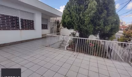 Casa à venda com 3 quartos, 1 vaga e pátio - Bairro Medianeira