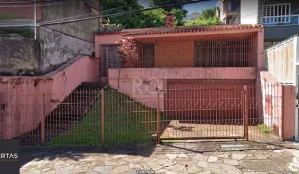 Casa com 03 dormitórios, churrasqueira, pátio com piscina e 5 vagas de garagem n