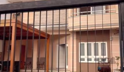 Casa sobrado semi mobiliado, 3 dormitórios, 1 suíte master, vagas de garagem, Ba