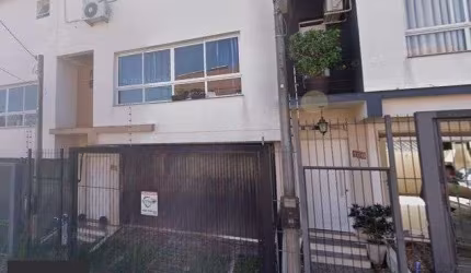 Sobrado  com 3 quartos, 1 suíte, lareira, churrasqueira, 3 vagas cobertas na zon