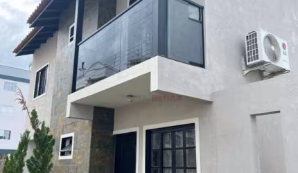 Sobrado com 3 dormitórios à venda, 138 m² por R$ 805.500,00 - Passa Vinte - Palhoça/SC