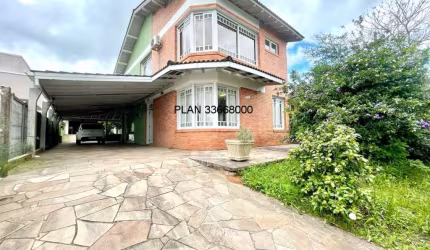 CASA COM EXCELENTE PÁTIO