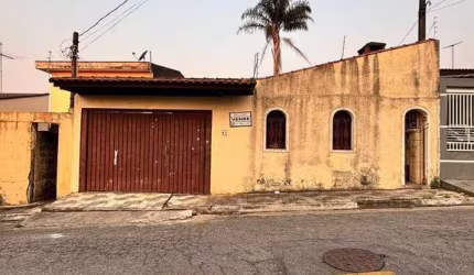 Casa com 1 dorm, quintal com piscina e 4 vagas de garagem à Venda em Suzano