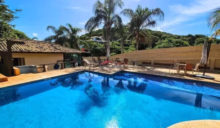 Oportunidade a 200 metros da areia da Praia Brava!