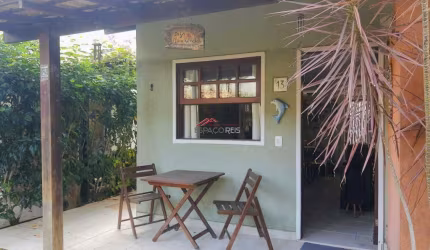 Casa com 02 quartos em condomínio em frente a praia