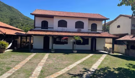 Casa mobiliada com 06 quartos a 50 metros da praia de Tucuns