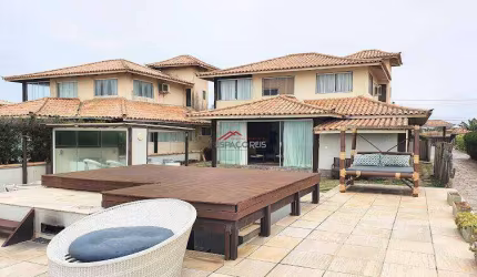 Casa à venda com 4 suítes dentro de condomínio pé na areia em Manguinhos Buzios