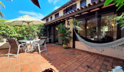 Casa de condomínio a 200m da praia de Manguinhos, com 04 quartos , sendo 02 suítes