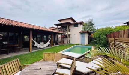 Casa com piscina e lazer privativo.
