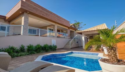 Casa linear com 3 suítes e com piscina.